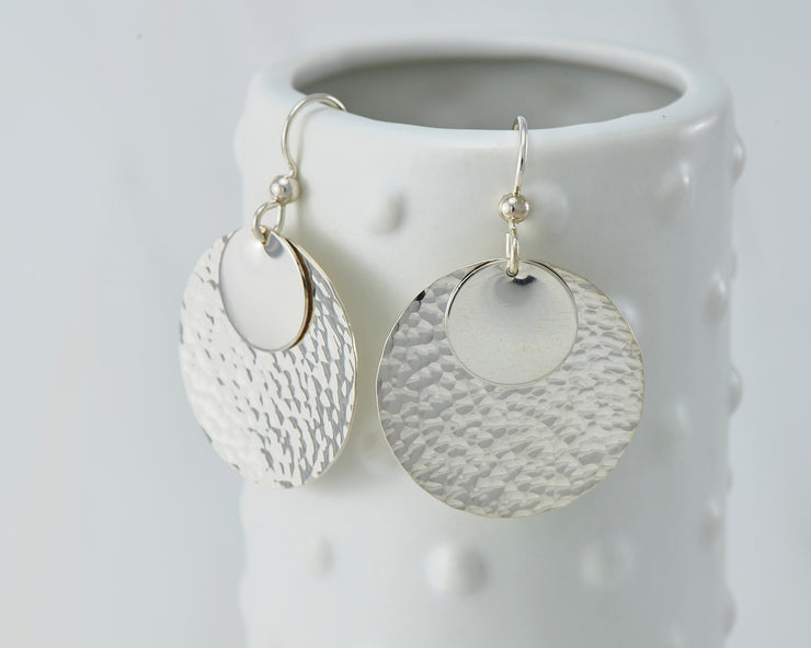 Silver polished hammered discs earrings on dotted vase