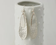 Silver polished teardrops earrings on dotted vase