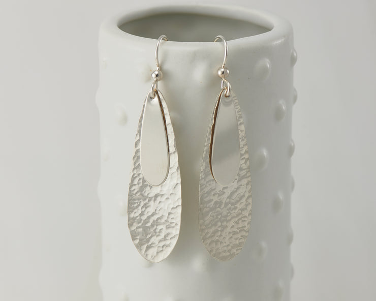Silver polished teardrops earrings on dotted vase