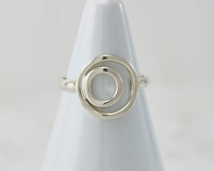 ring holder with silver circles ring