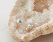 stud silver hammered earring in quartz